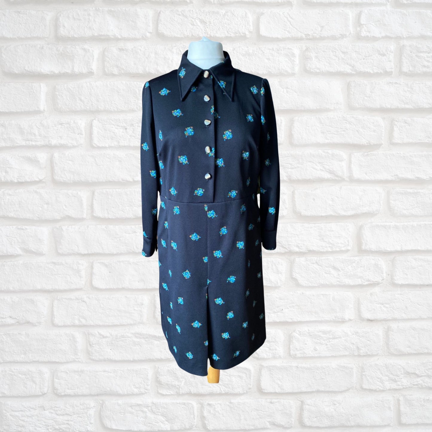 70s Black Floral Print Long Sleeved Dress with a Dagger Collar. Approx UK size 14-16