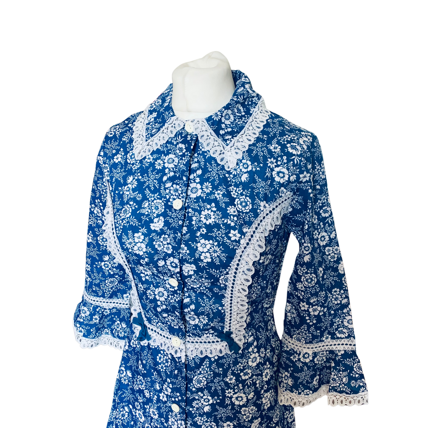 60s/70s blue and white floral mini prairie dress with white lace trim. Approx UK. size 8-10