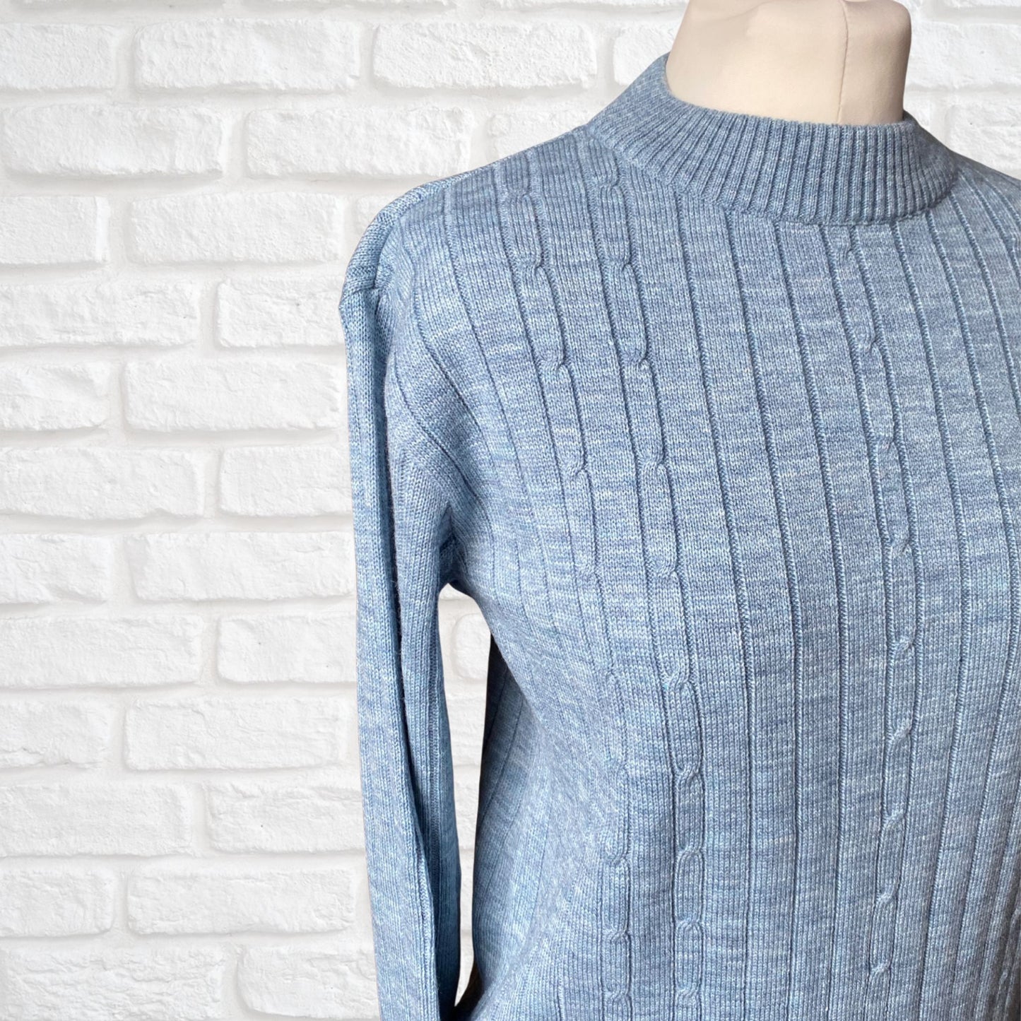 Vintage blue ribbed cable knit crew neck sweater. Approx UK size 12-14(w) sml to med (m)