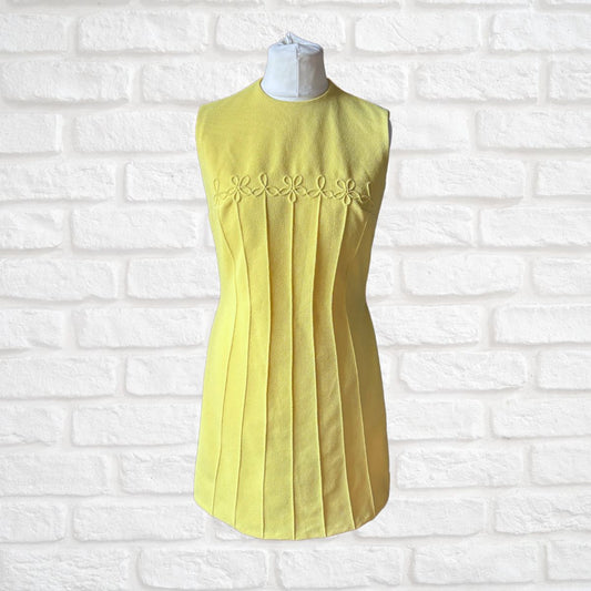 Yellow 60s Sleeveless Vintage Scooter Dress with Texture Floral Design.Approx UK size 12