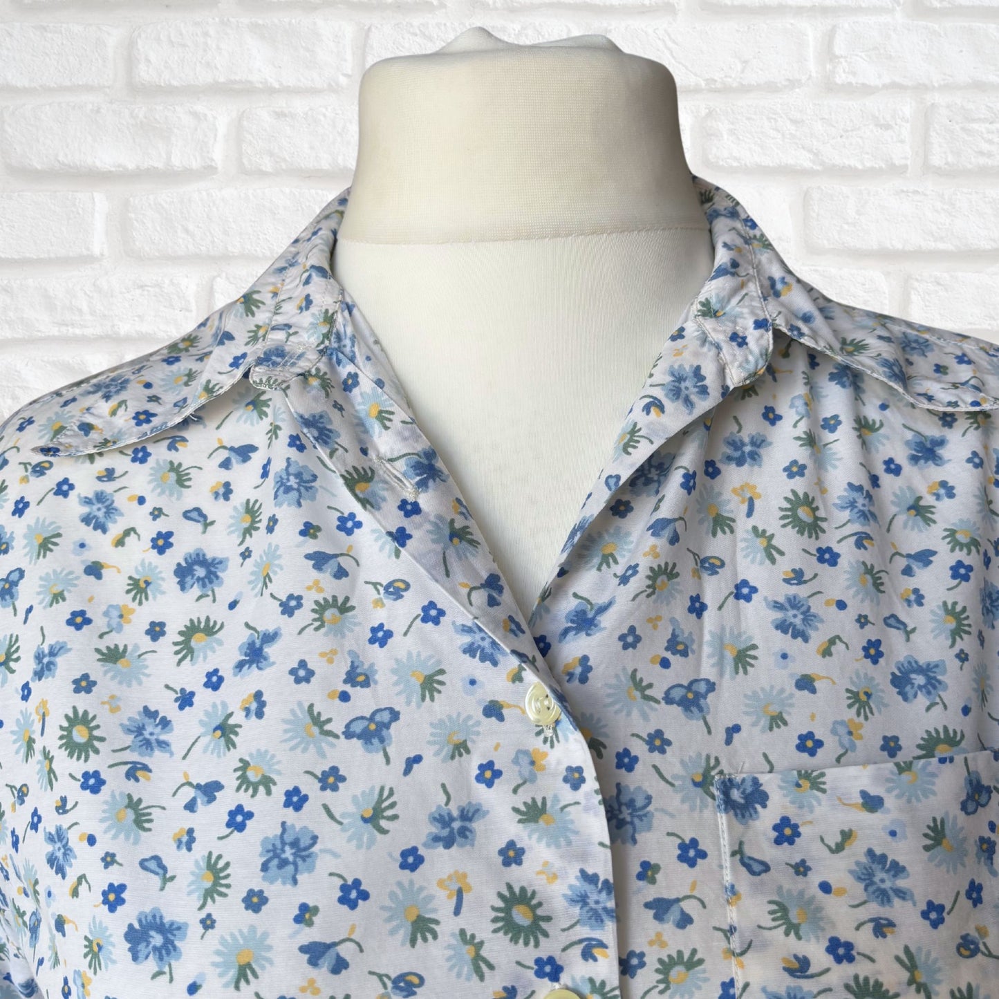 Vintage White and Blue Floral Cotton Blend Shirt . Approx UK size 14-16