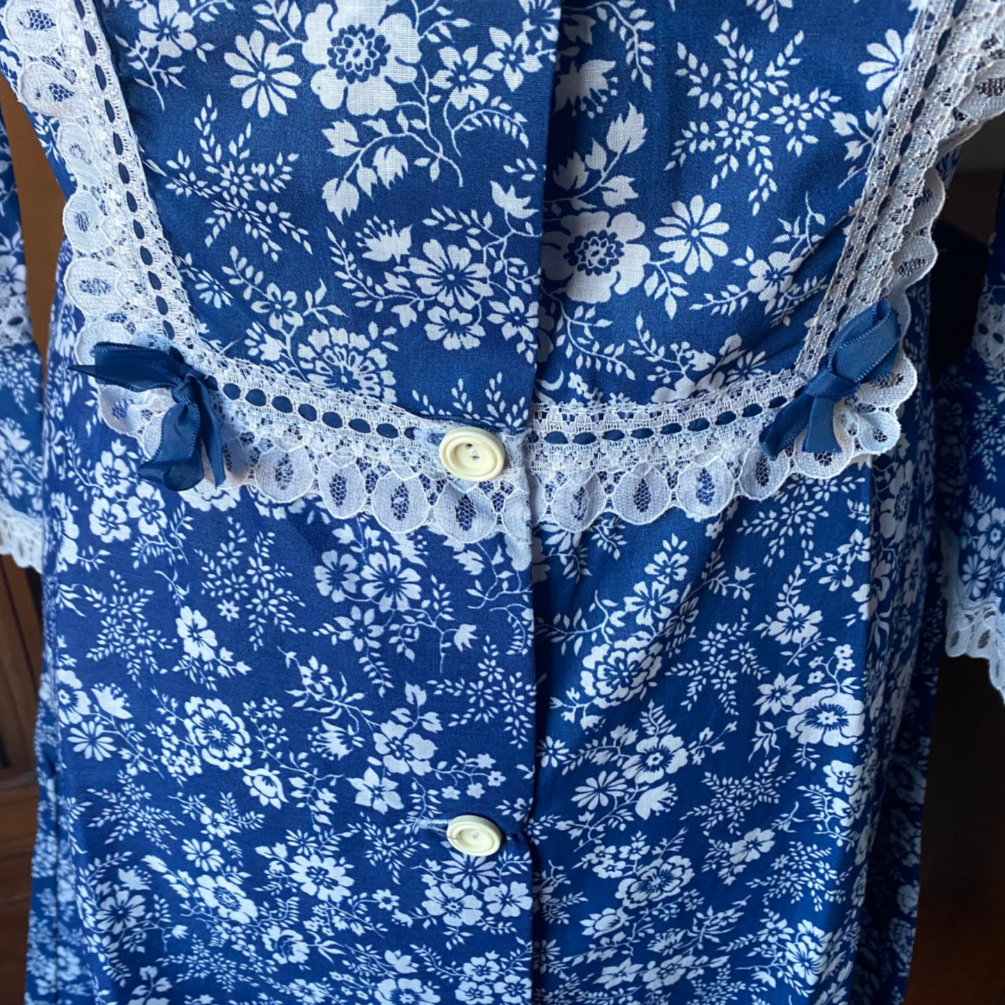 60s/70s blue and white floral mini prairie dress with white lace trim. Approx UK. size 8-10