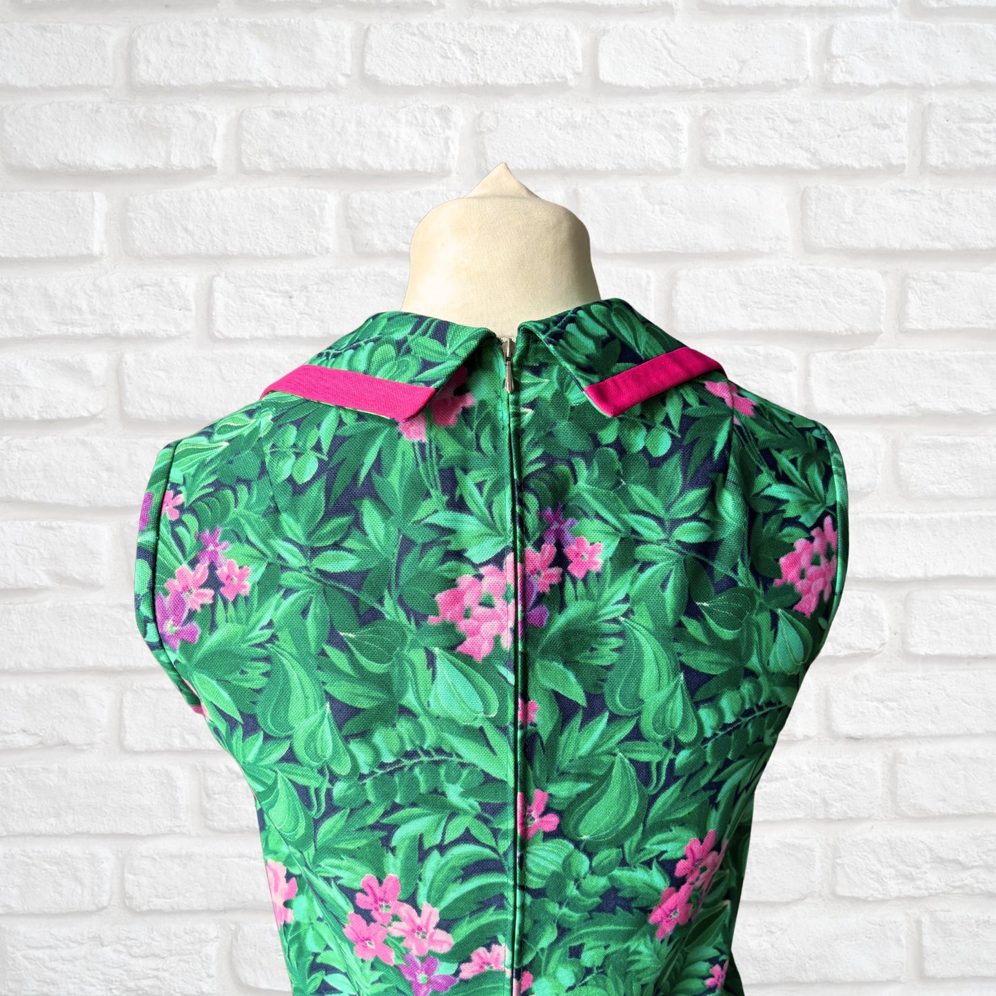 Vintage 60s/70s Tropical Print Sleeveless Summer with V-Neck and Pink Trimmed Collar.Approx UK Size 12-14