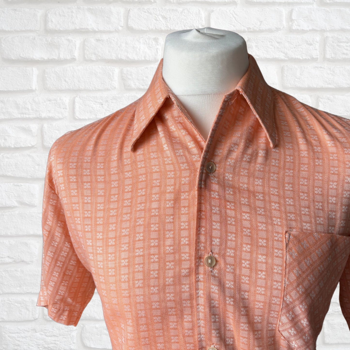 70s Peach and White Short Sleeved Vintage Shirt Approx UK size L - XL (men) 14-16 ( women )