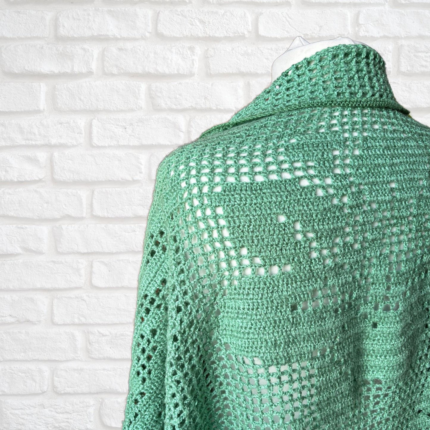 Vintage 70s Boho style Hand Crocheted Triangular Green Vintage Shawl/Wrap.Free Size