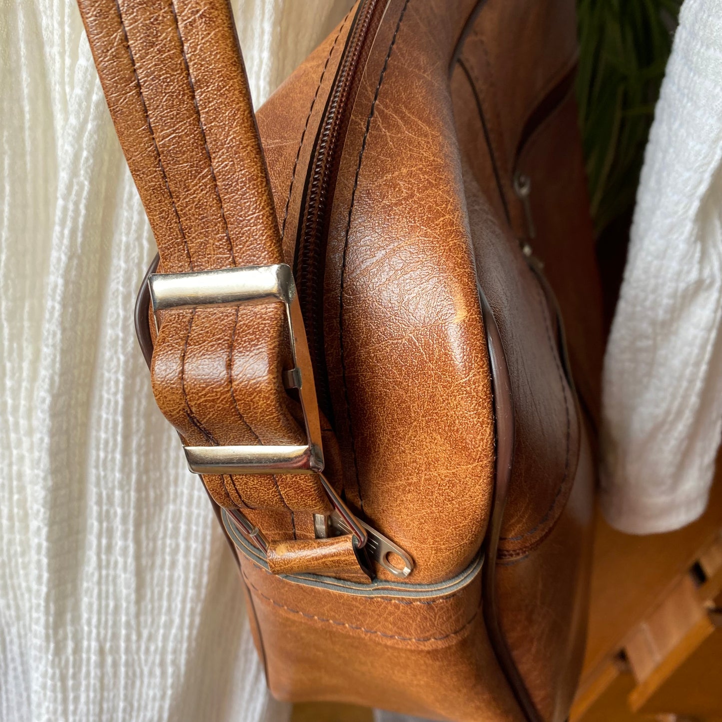 70s brown vinyl zip up overnight/ cabin bag