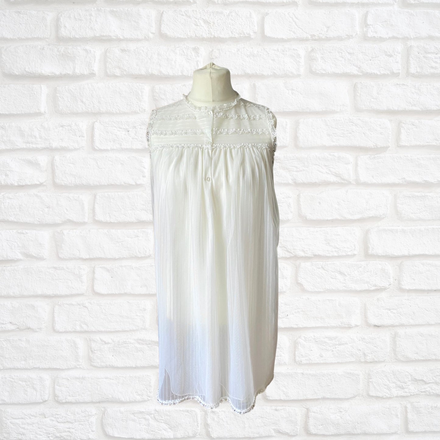 Vintage 60s Frilly White Babydoll Smock Style Nightdress. Approx UK size 12-14