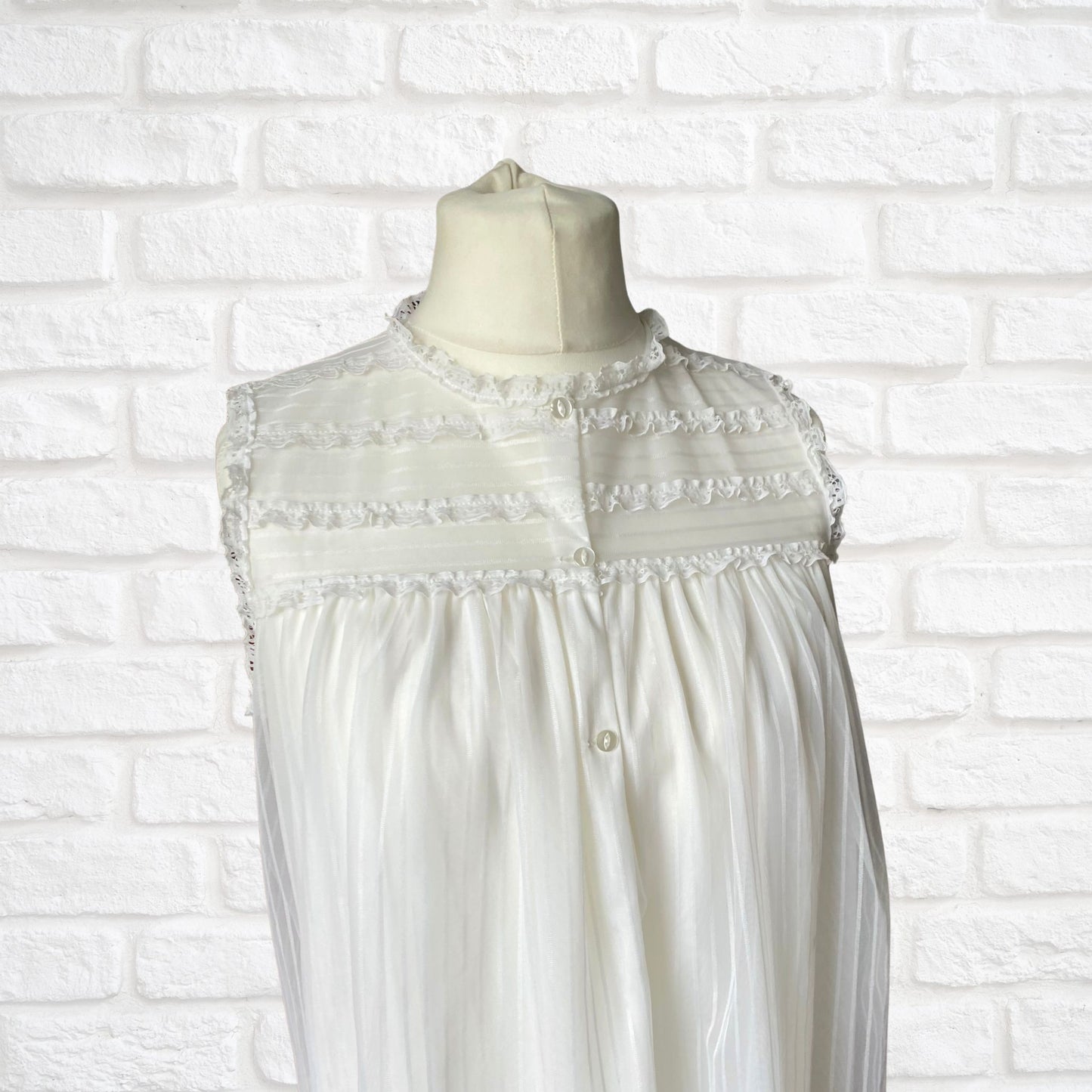 Vintage 60s Frilly White Babydoll Smock Style Nightdress. Approx UK size 12-14