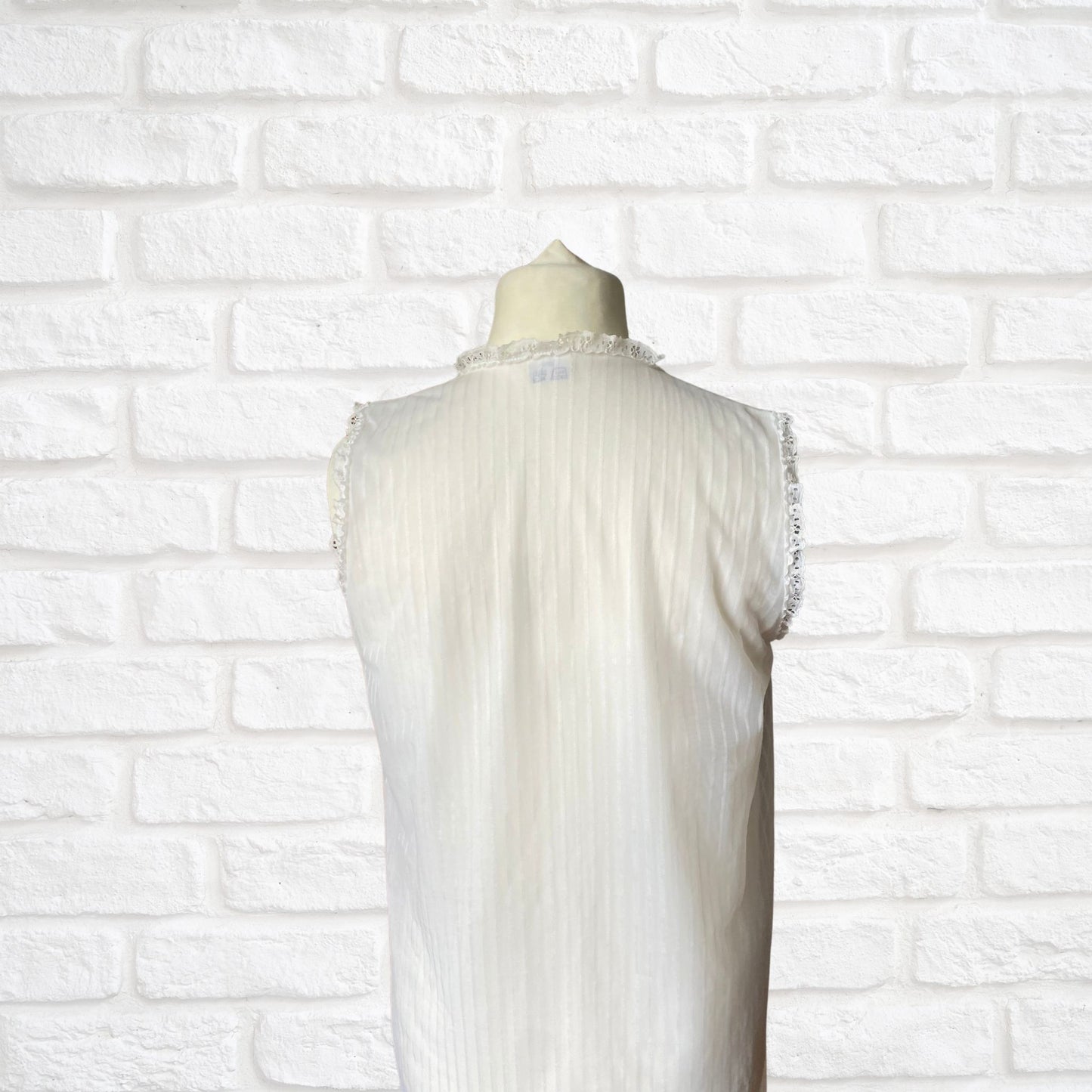 Vintage 60s Frilly White Babydoll Smock Style Nightdress. Approx UK size 12-14