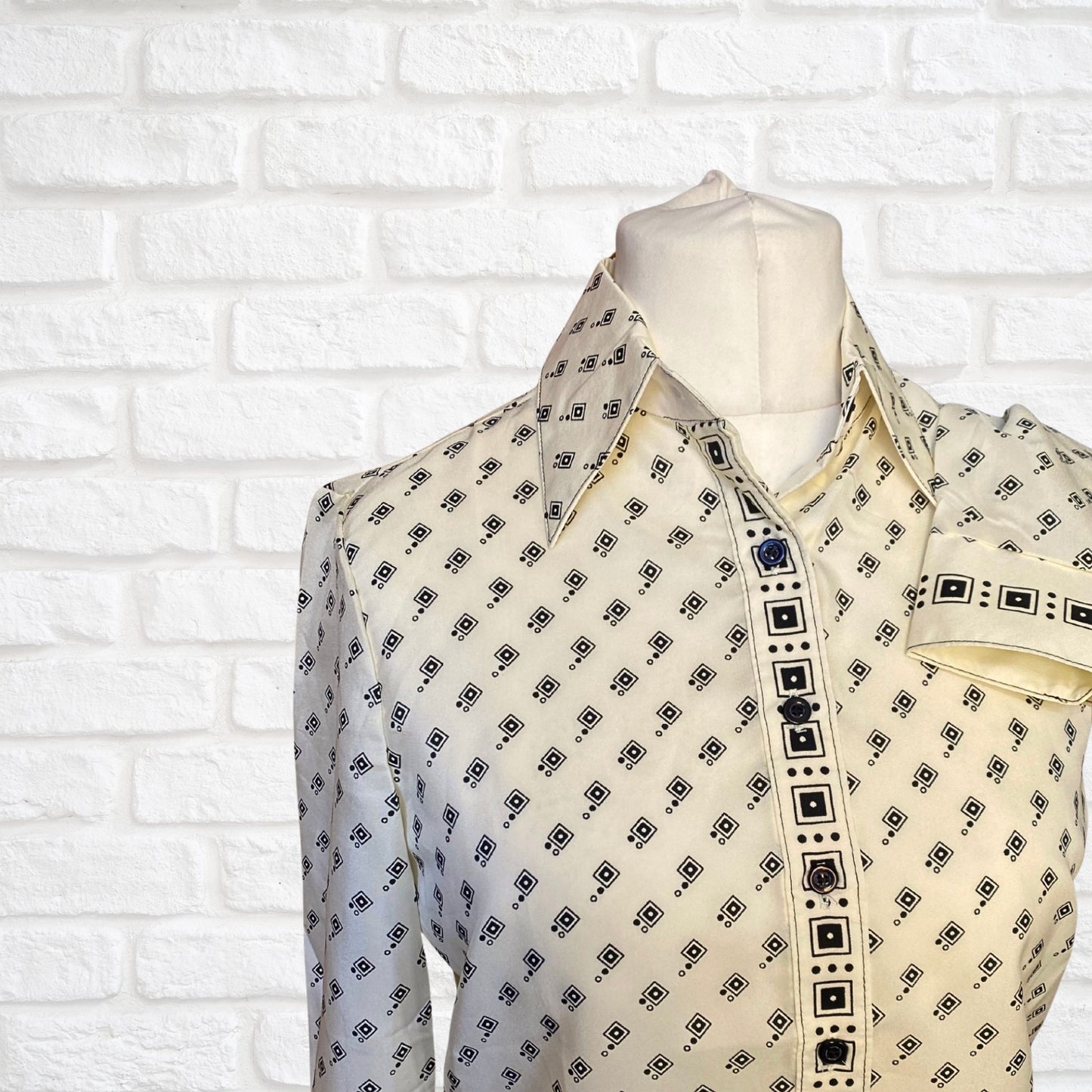 Stylish 70s Cream and Black Geometric Print Dagger Collar Blouse. Approx UK size 10-14