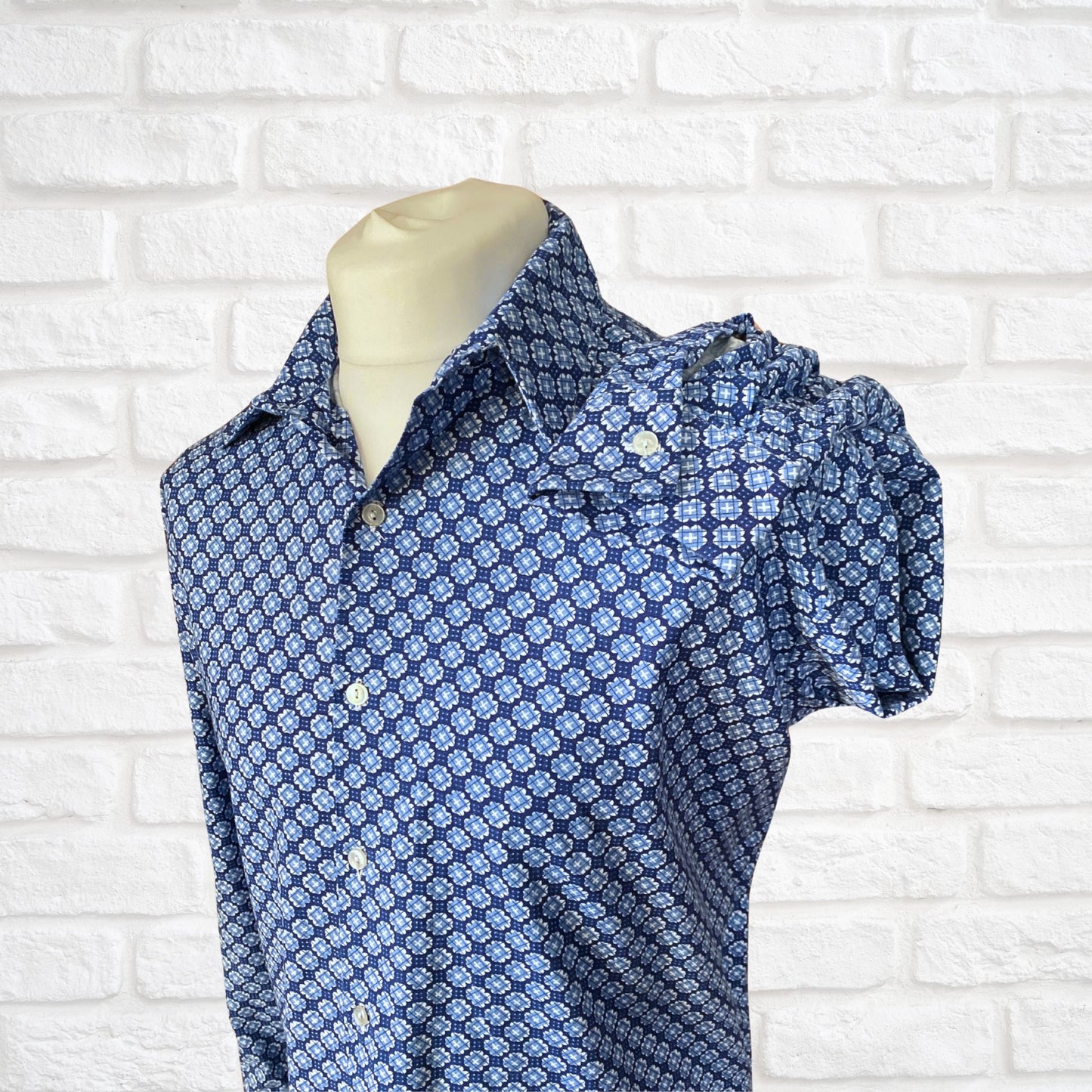 Vintage 1970s Blue Cotton Geometric Print Dagger Collar Shirt - Smart and Casual Style . Approx UK size XL to XXL (men) 20-24 ( women)
