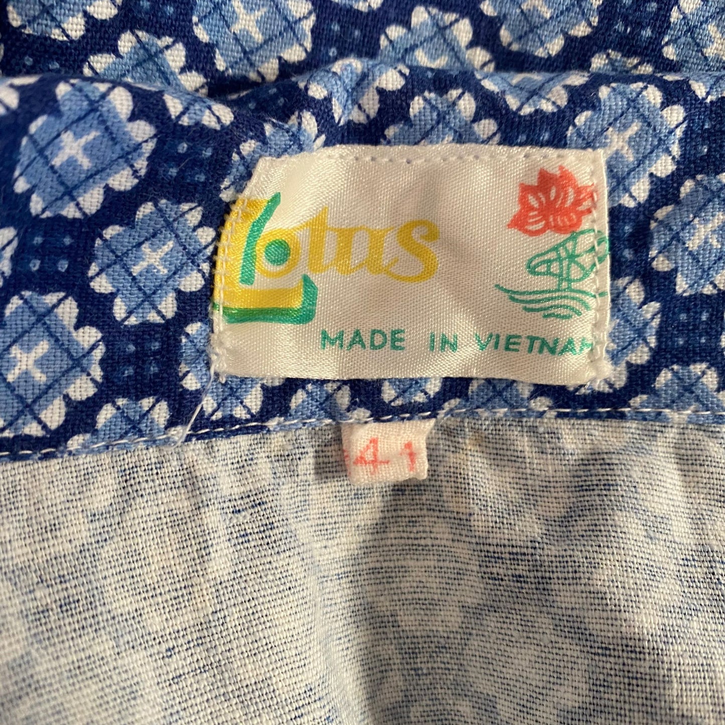 Vintage 1970s Blue Cotton Geometric Print Dagger Collar Shirt - Smart and Casual Style . Approx UK size XL to XXL (men) 20-24 ( women)