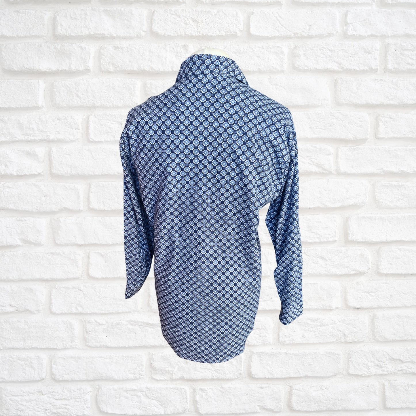 Vintage 1970s Blue Cotton Geometric Print Dagger Collar Shirt - Smart and Casual Style . Approx UK size XL to XXL (men) 20-24 ( women)