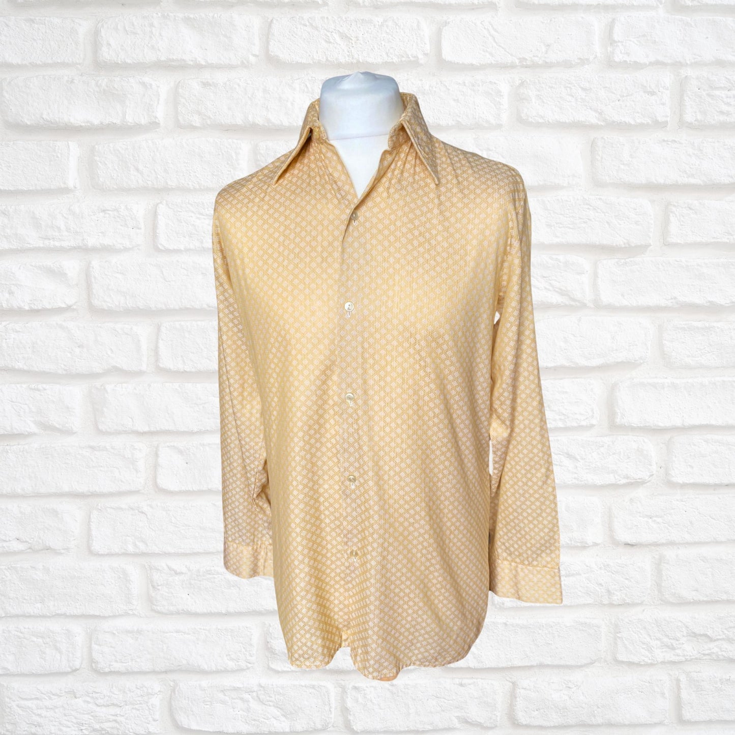 70s Vintage Yellow and White Geometric Print Shirt with Dagger Collar - Classic Retro Style for Casual Weekend Wear. Approx UK size M to L (men) 16-18 (women)