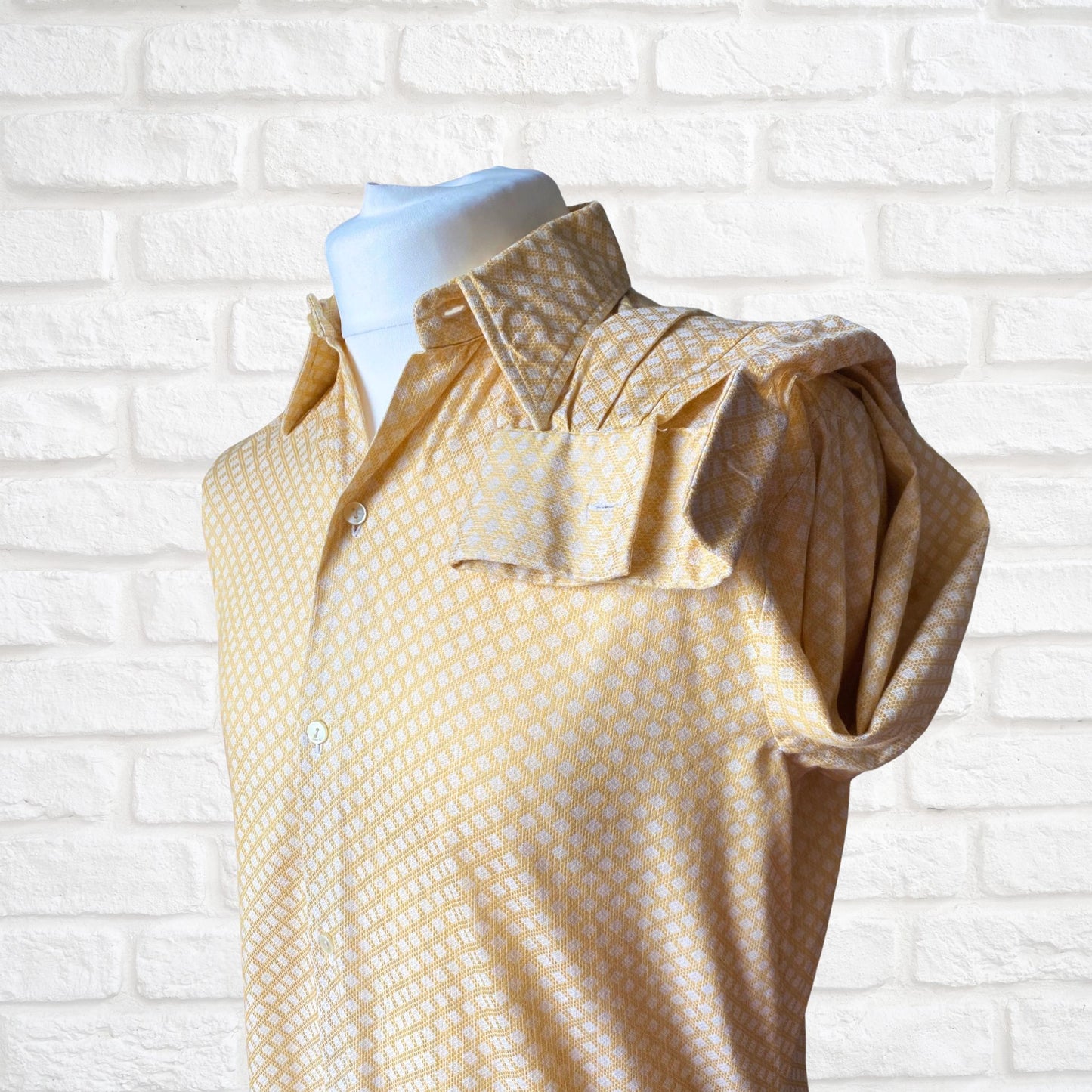 70s Vintage Yellow and White Geometric Print Shirt with Dagger Collar - Classic Retro Style for Casual Weekend Wear. Approx UK size M to L (men) 16-18 (women)