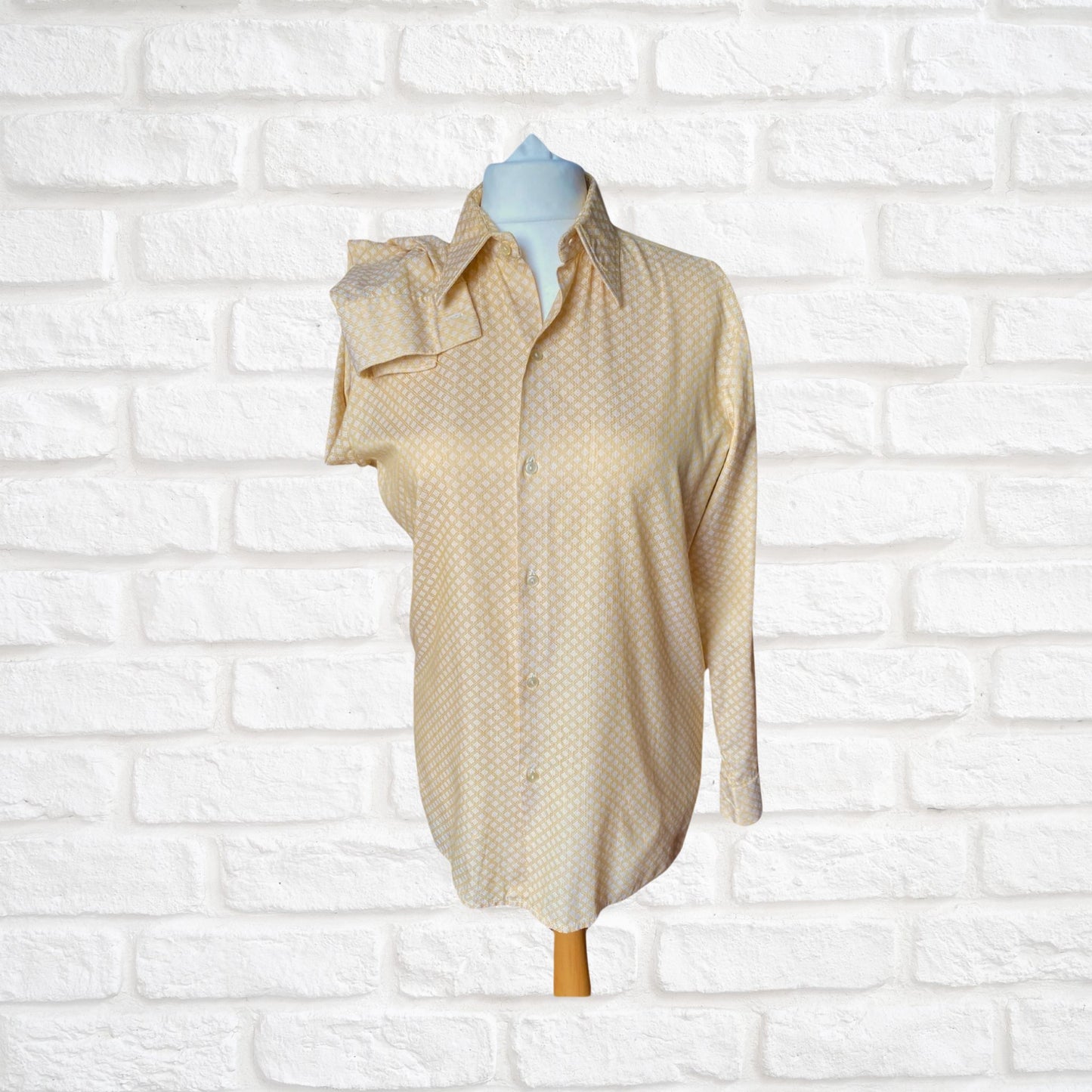 70s Vintage Yellow and White Geometric Print Shirt with Dagger Collar - Classic Retro Style for Casual Weekend Wear. Approx UK size M to L (men) 16-18 (women)
