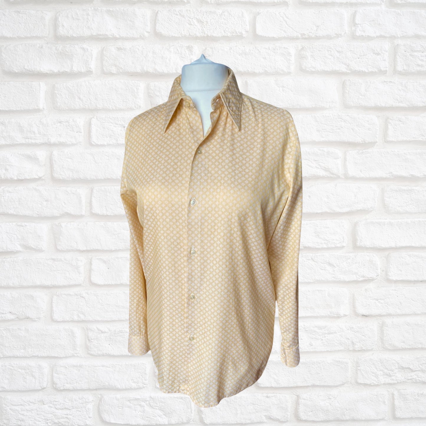 70s Vintage Yellow and White Geometric Print Shirt with Dagger Collar - Classic Retro Style for Casual Weekend Wear. Approx UK size M to L (men) 16-18 (women)