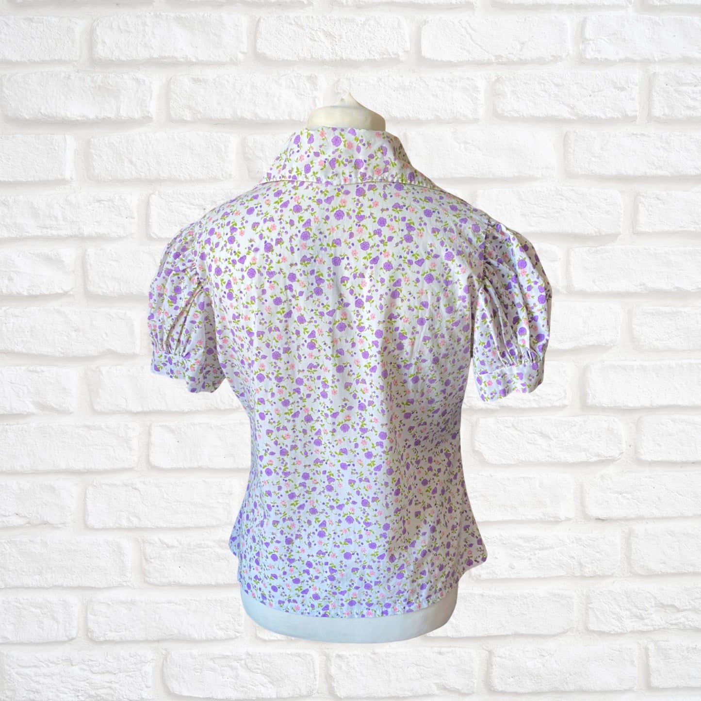 1970s white and lilac short sleeved floral shirt with dagger  collar Approx UK size 12-14