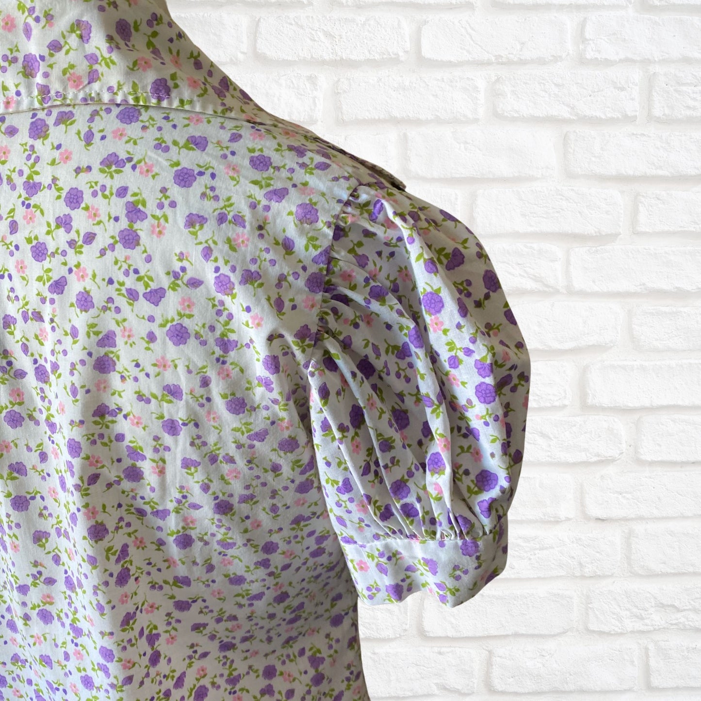 1970s white and lilac short sleeved floral shirt with dagger  collar Approx UK size 12-14