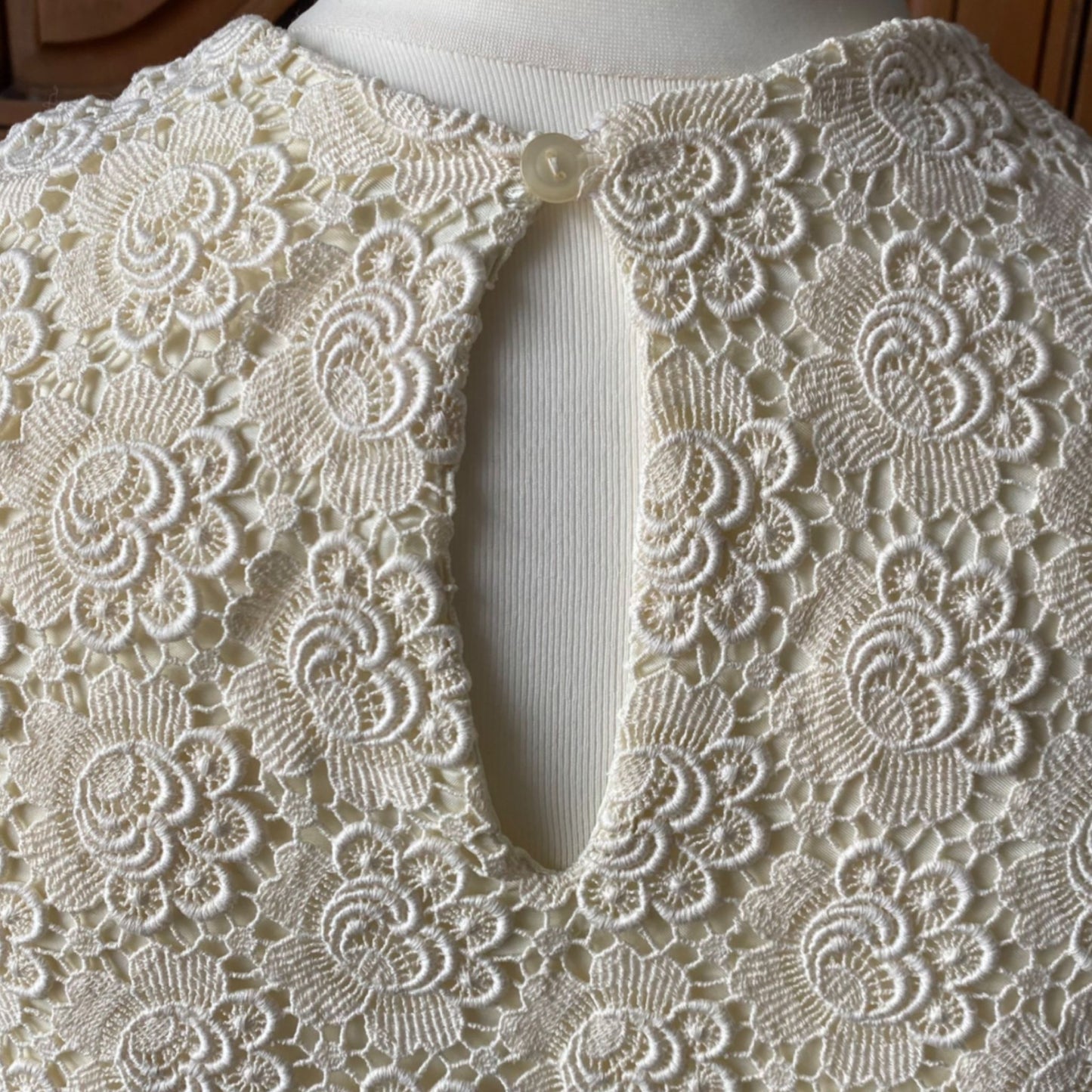 Vintage 60s Cream Floral Lace Short Sleeved Top. Approx UK size 10-12