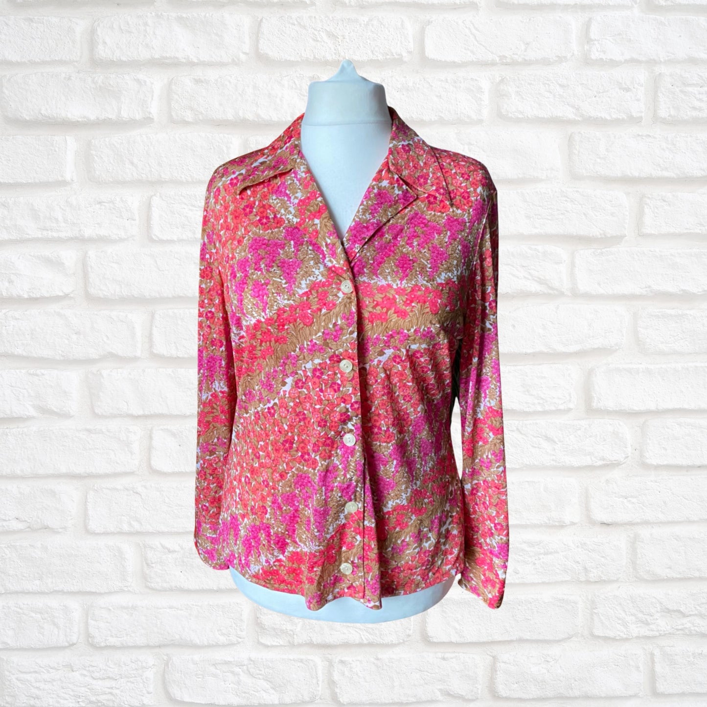 70s pink floral blouse with dagger collar and long cuffed sleeves.Approx UK size 14-16