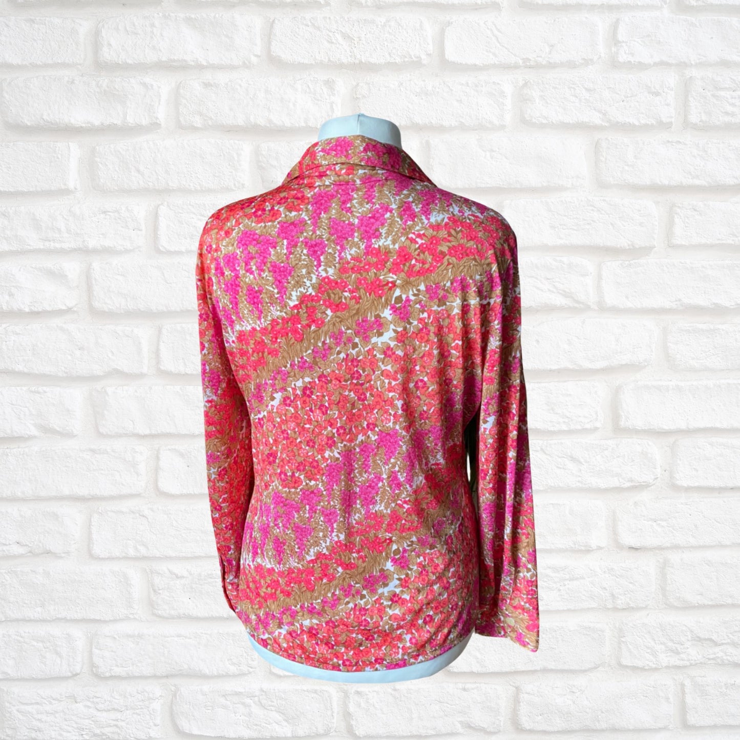 70s pink floral blouse with dagger collar and long cuffed sleeves.Approx UK size 14-16