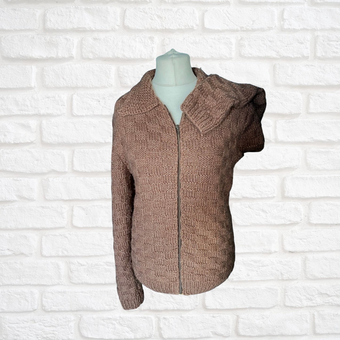 Vintage Brown Textured Knit Zip Up Cardigan: Cozy and Stylish  Sweater. UK size 10-16 (women) / Small to Medium  (men)