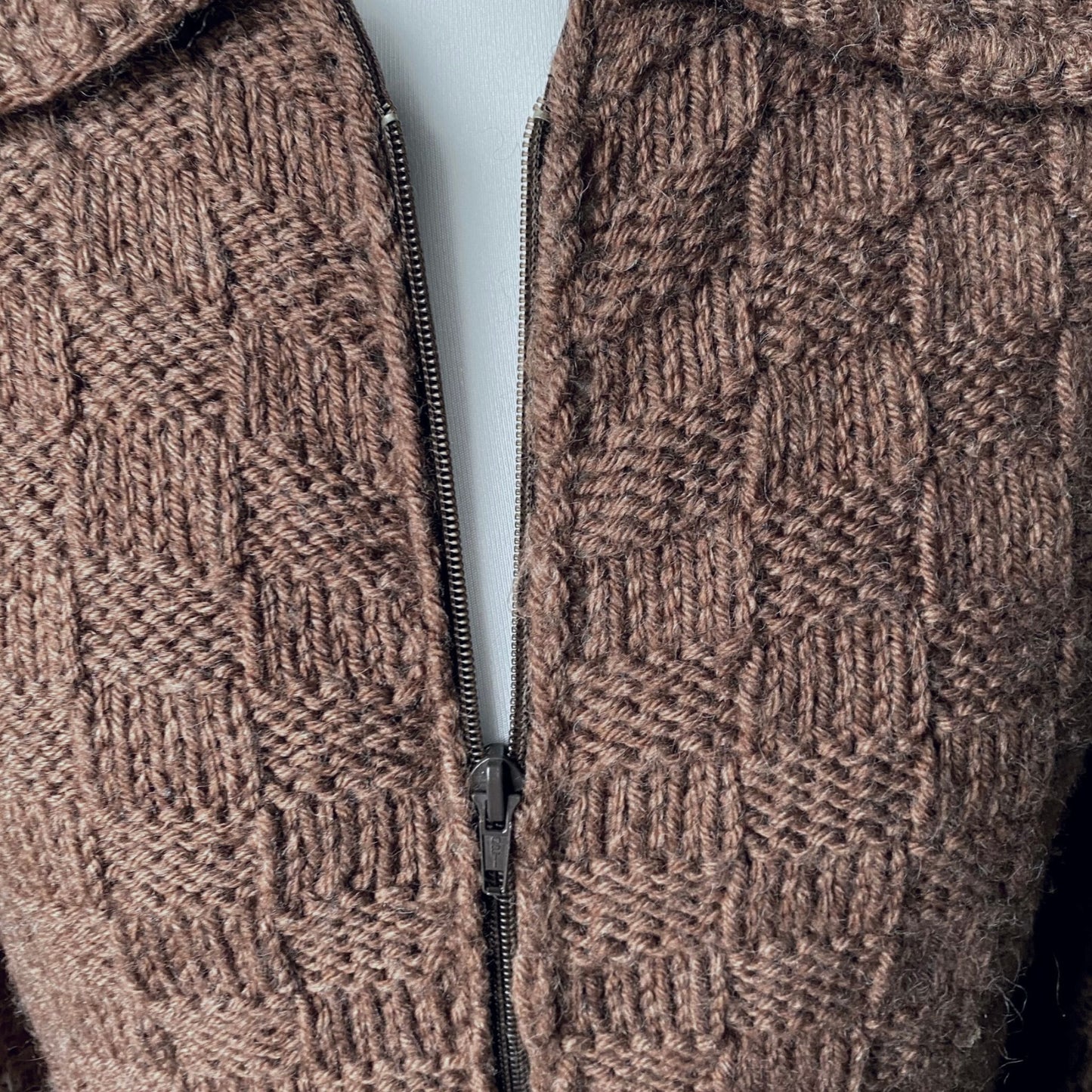 Vintage Brown Textured Knit Zip Up Cardigan: Cozy and Stylish  Sweater. UK size 10-16 (women) / Small to Medium  (men)