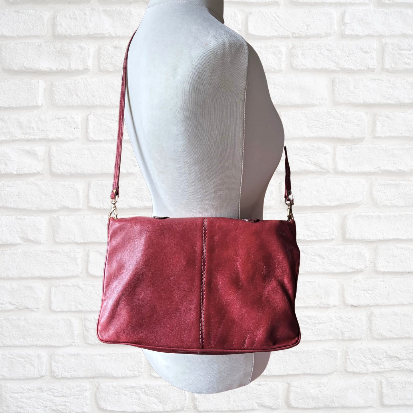 Dark Red Leather Vintage Handbag with Detachable Shoulder Strap. Stylish and Secure