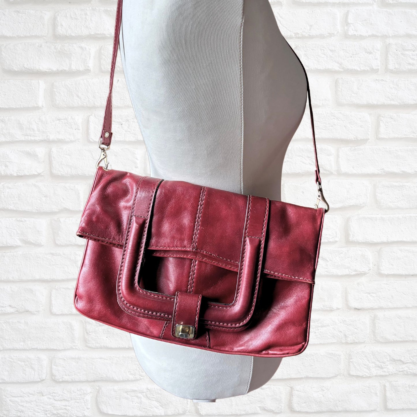 Dark Red Leather Vintage Handbag with Detachable Shoulder Strap. Stylish and Secure
