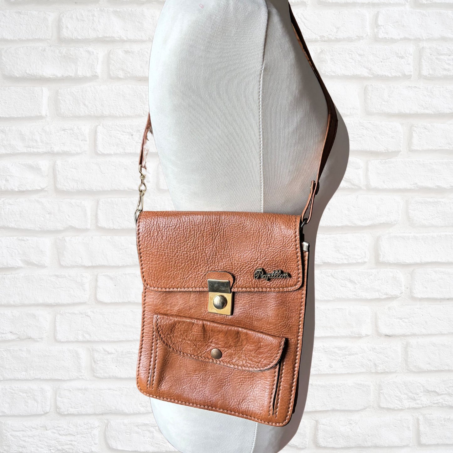 Vintage 70s Brown Leather Shoulder Bag with multiple compartments - Practical and Stylish Unisex Travel Companion