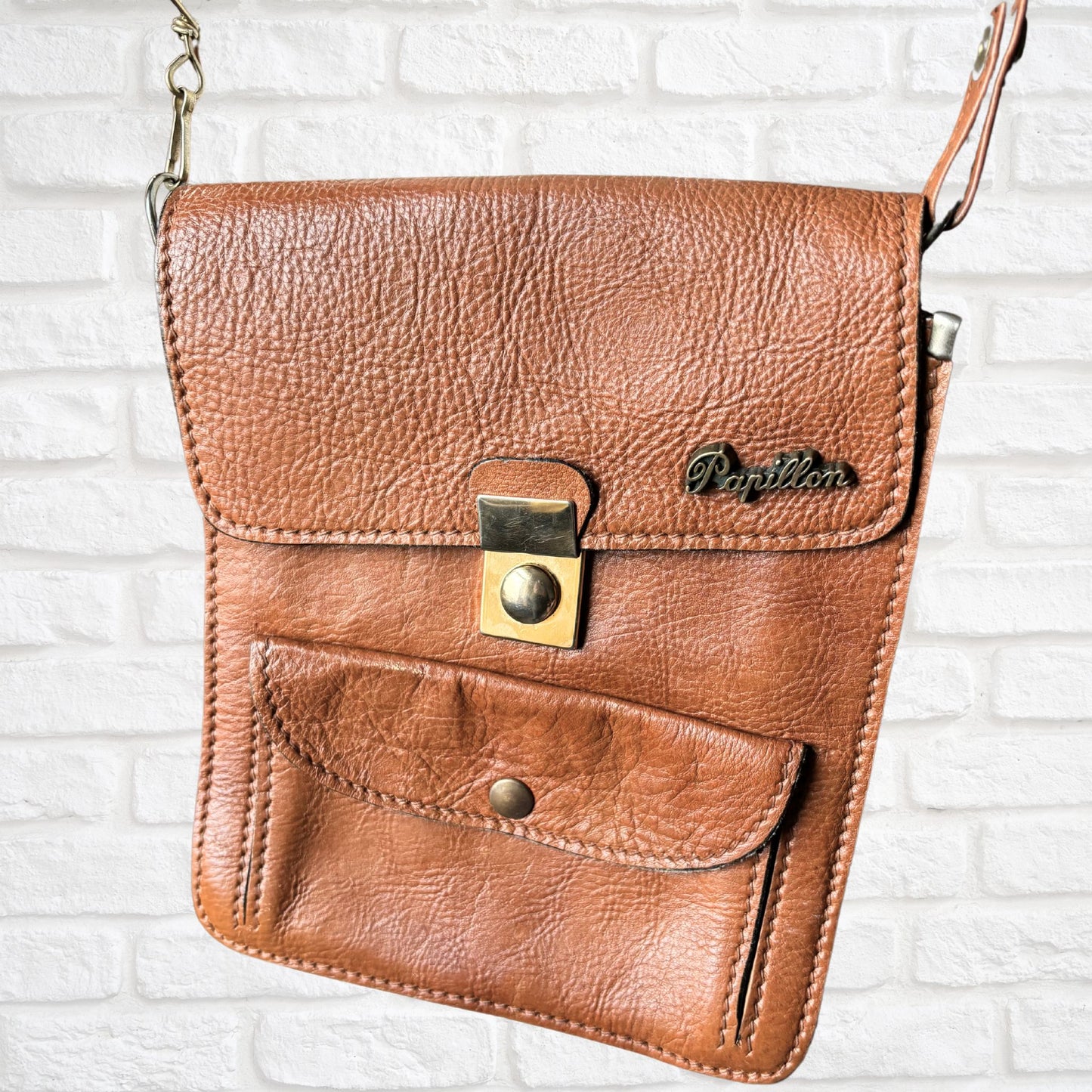 Vintage 70s Brown Leather Shoulder Bag with multiple compartments - Practical and Stylish Unisex Travel Companion