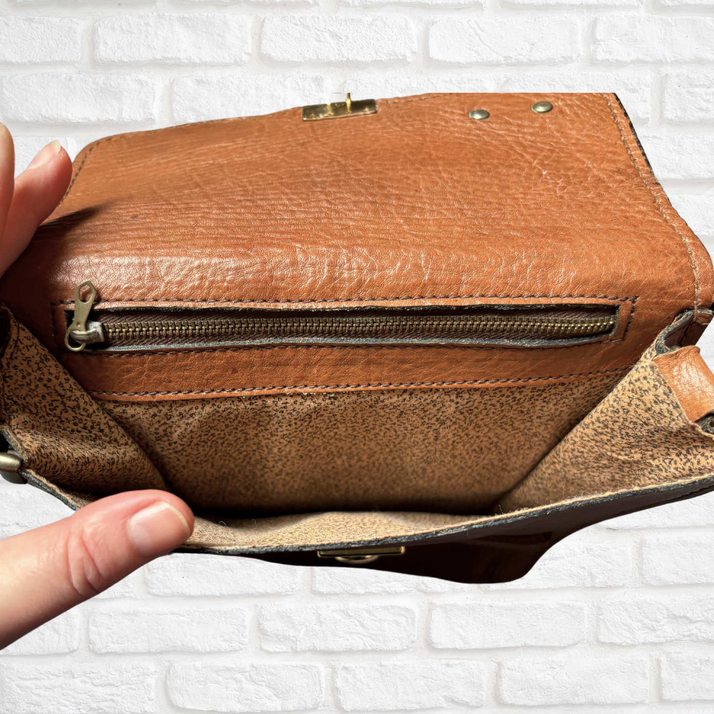 Vintage 70s Brown Leather Shoulder Bag with multiple compartments - Practical and Stylish Unisex Travel Companion