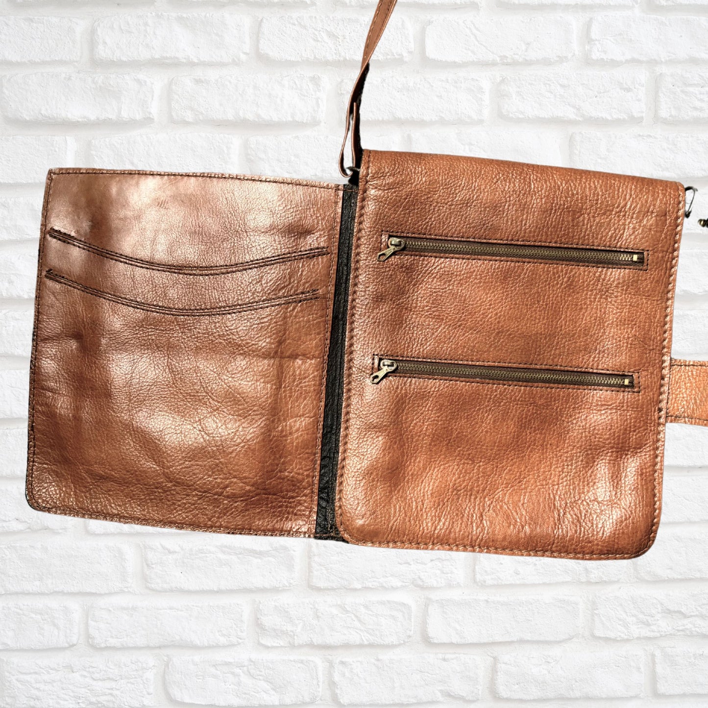 Vintage 70s Brown Leather Shoulder Bag with multiple compartments - Practical and Stylish Unisex Travel Companion