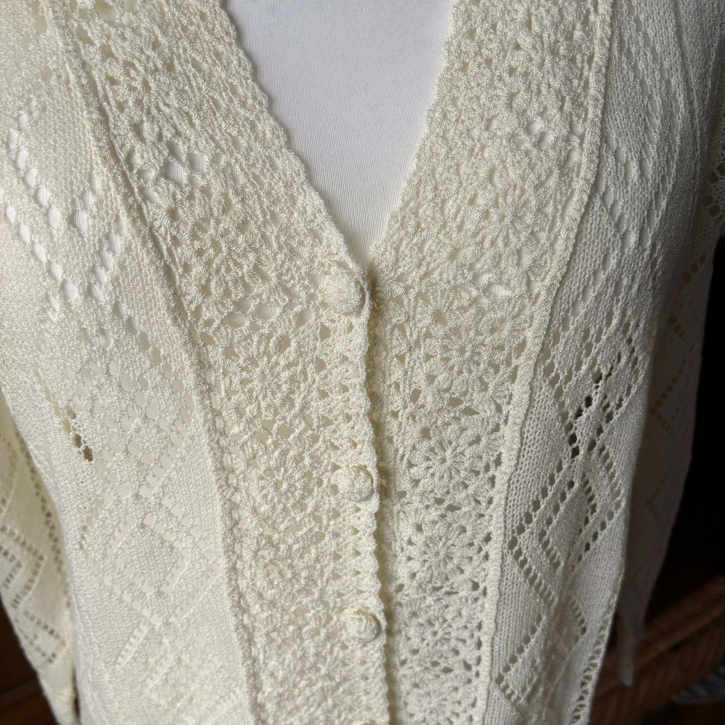 Vintage Pale Cream Crochet Cardigan: Pointelle Design with Daisy Detailing. Approx UK size 14-18