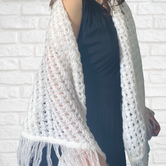 Vintage 70s Boho White Triangular Crocheted Fringed Shawl/Wrap. Free size