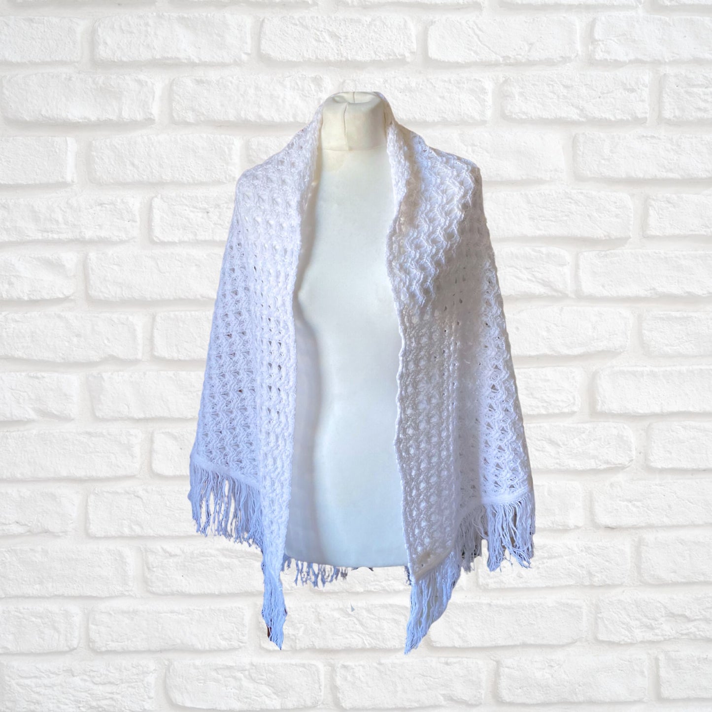 Vintage 70s Boho White Triangular Crocheted Fringed Shawl/Wrap. Free size