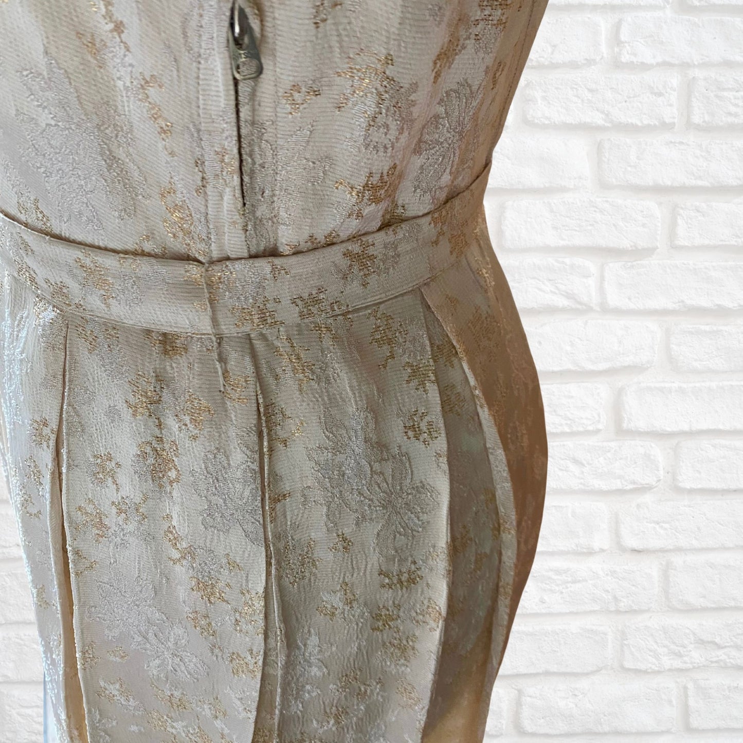 Elegant Cream and Pale Gold Floral Brocade 50s Vintage Dress. Approx UK size 10- 12