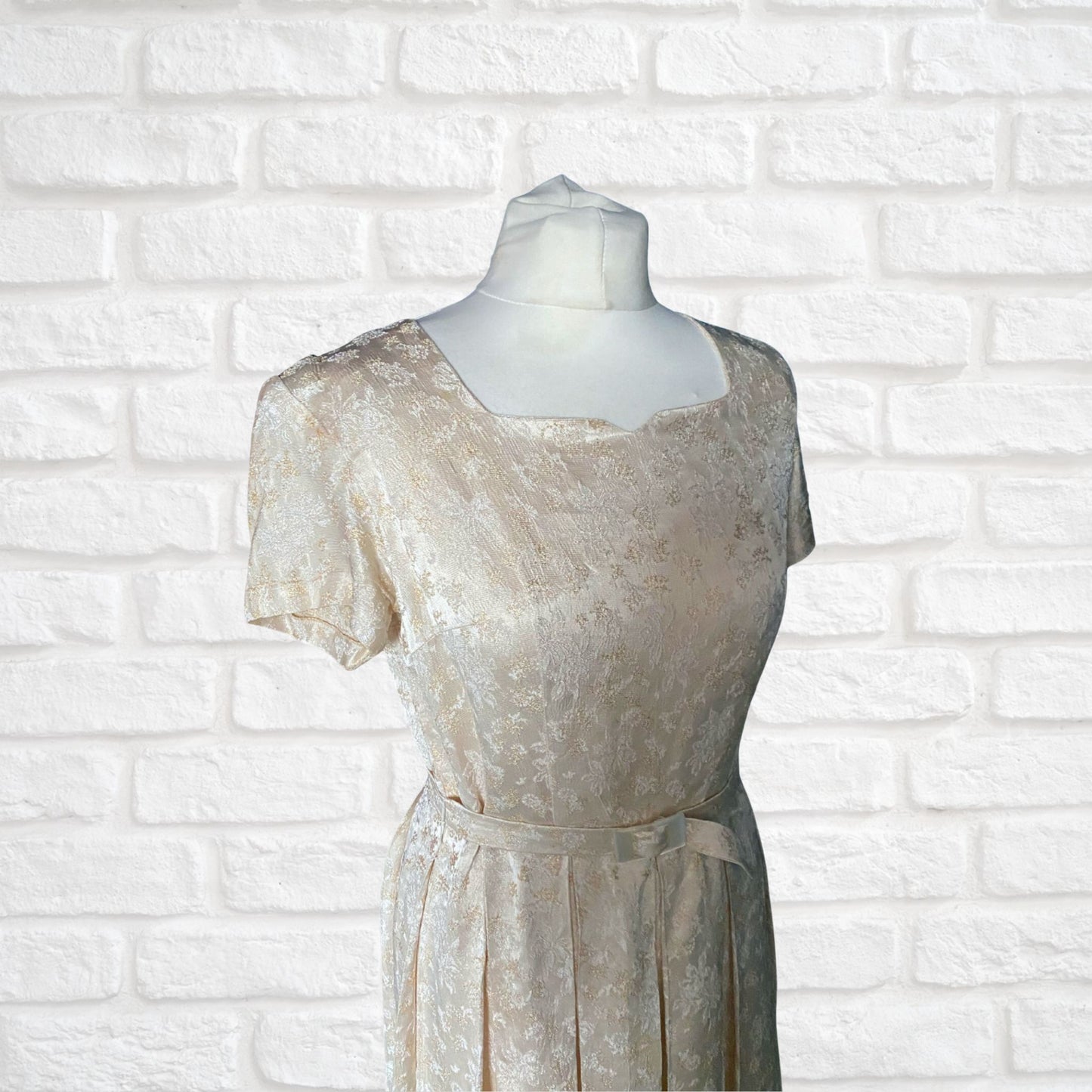 Elegant Cream and Pale Gold Floral Brocade 50s Vintage Dress. Approx UK size 10- 12