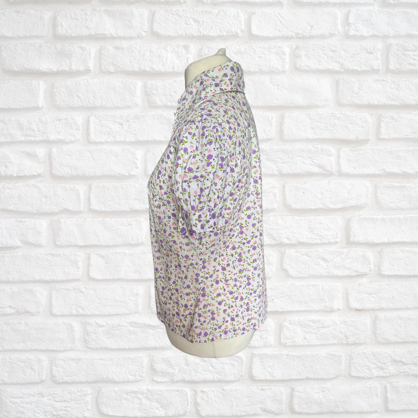 1970s white and lilac short sleeved floral shirt with dagger  collar Approx UK size 12-14