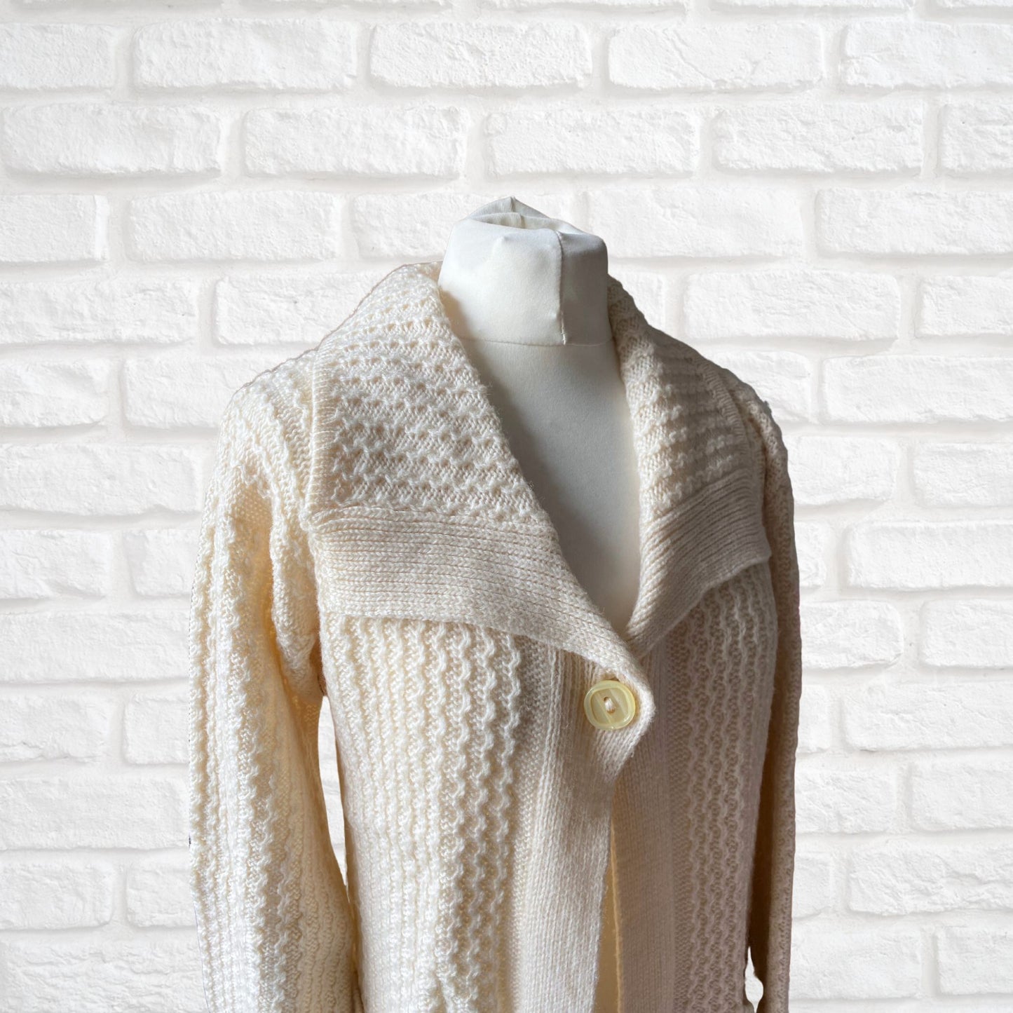 70s cream shawl collar textured knit cardigan. Approx UK size 12-16