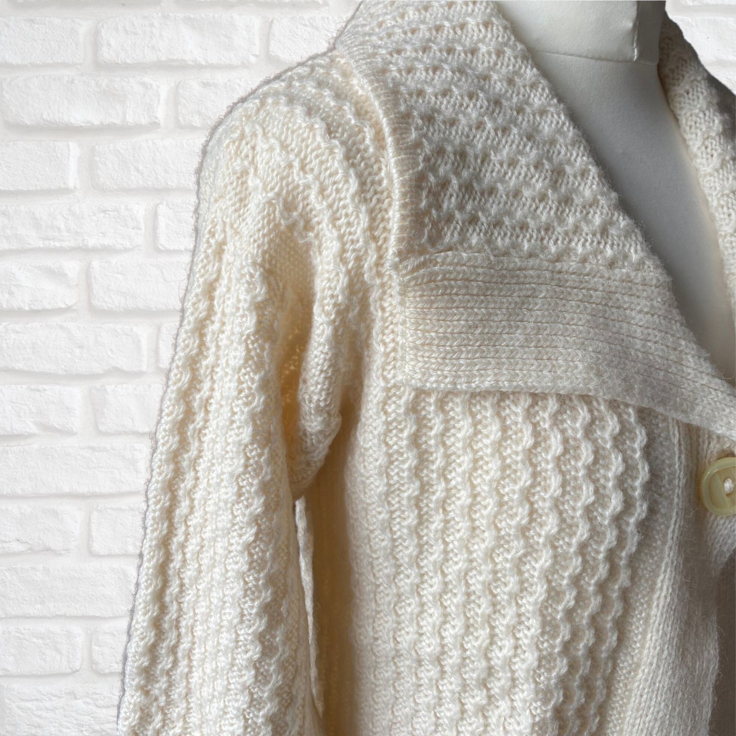 70s cream shawl collar textured knit cardigan. Approx UK size 12-16