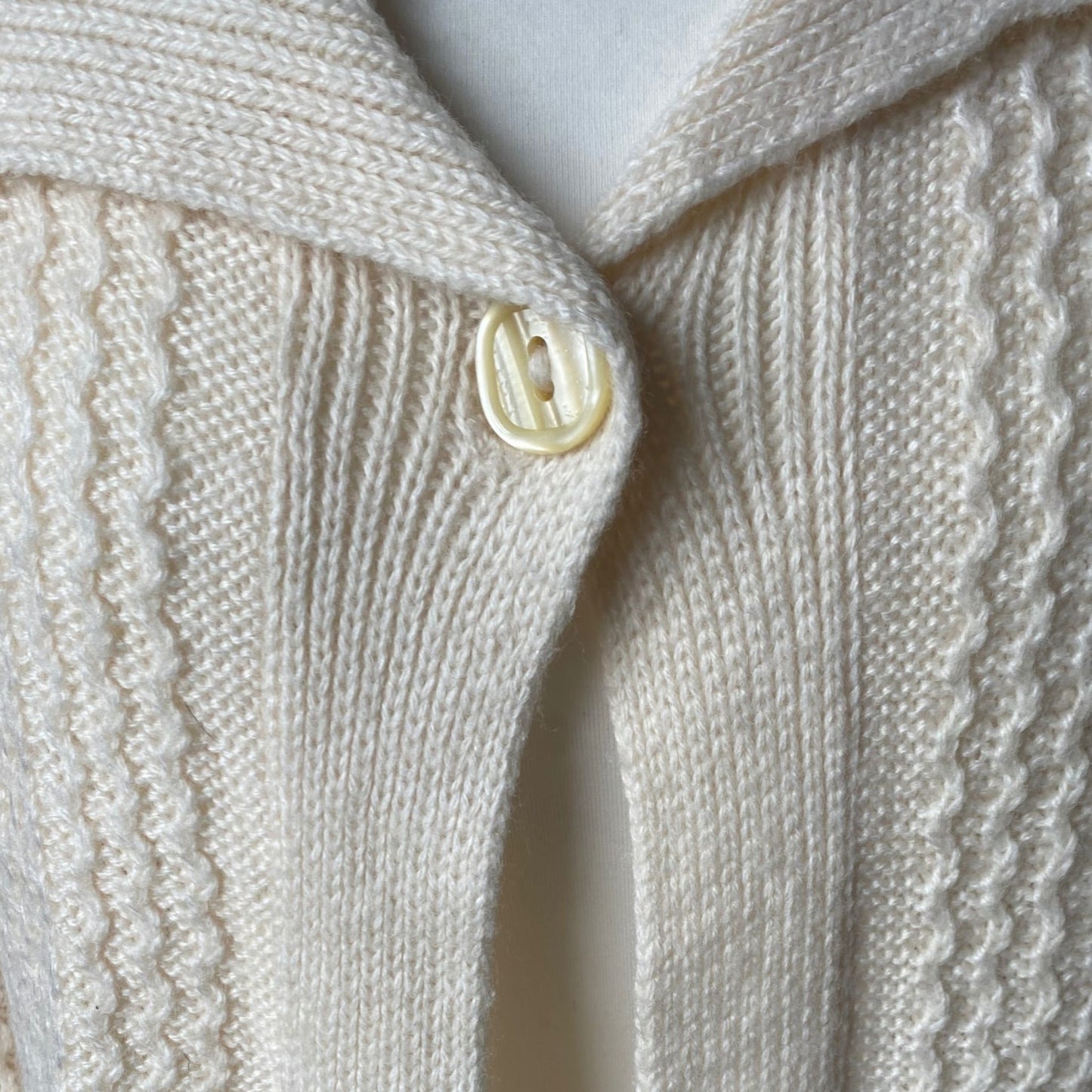 70s cream shawl collar textured knit cardigan. Approx UK size 12-16