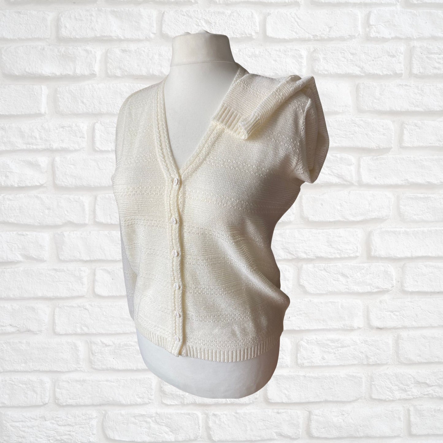 70s/80s creamy white lightweight v neck vintage cardigan . Approx  U.K. size 14-16