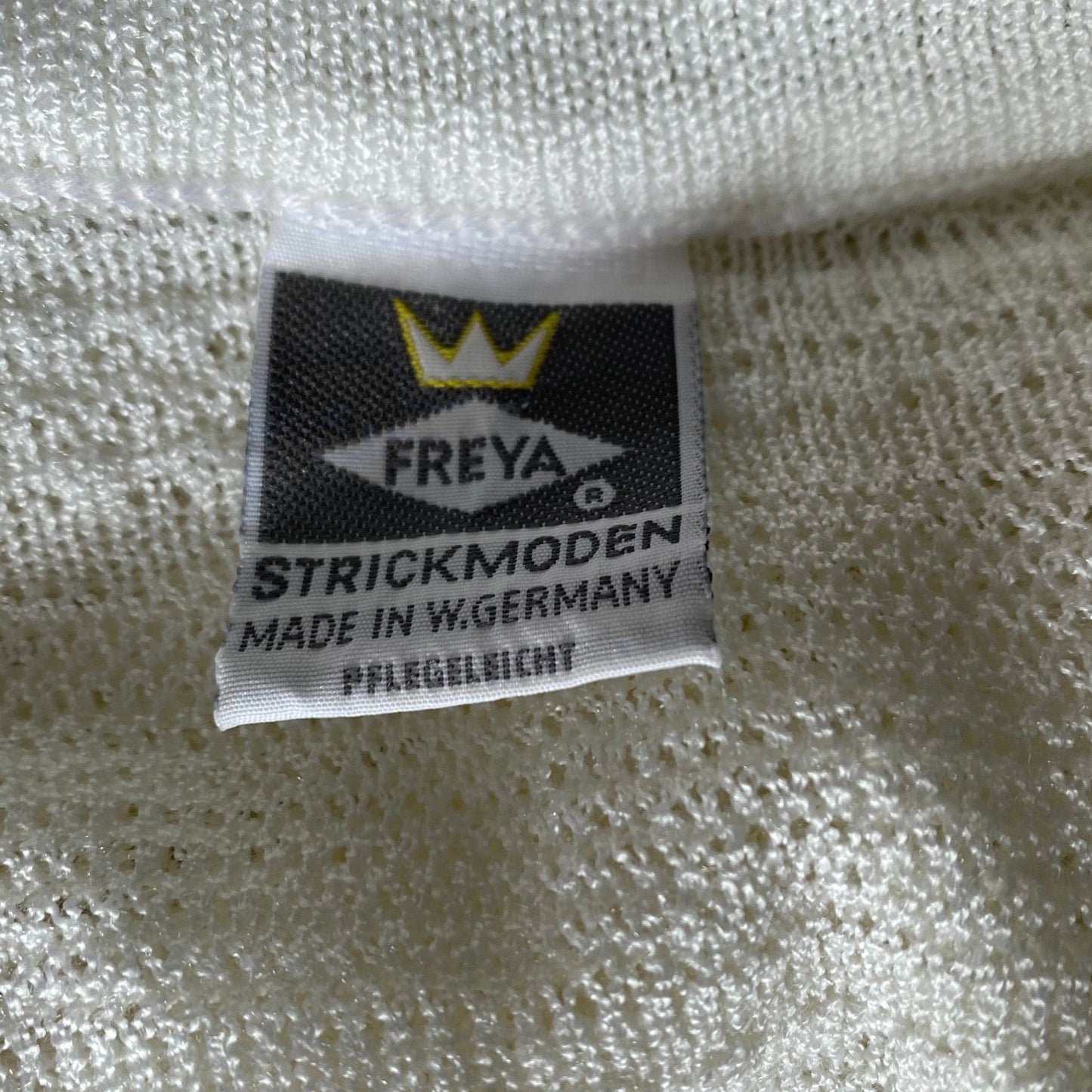 70s/80s creamy white lightweight v neck vintage cardigan . Approx  U.K. size 14-16