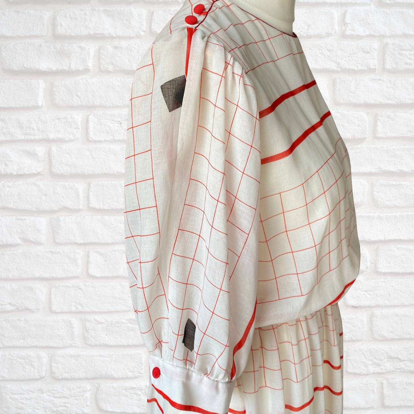 80s white, red and black geometric print lightweight Summer vintage midi dress. Approx UK size 14-16