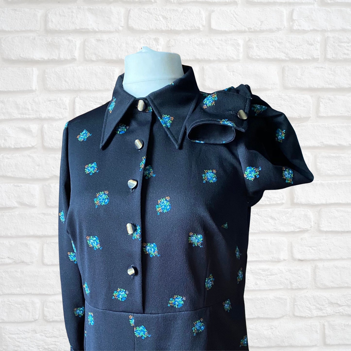 70s Black Floral Print Long Sleeved Dress with a Dagger Collar. Approx UK size 14-16