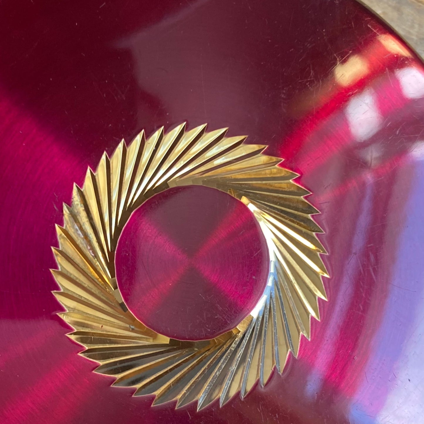 Vintage red and gold sunburst powder compact by Melissa  - Elegant and functional beauty accessory