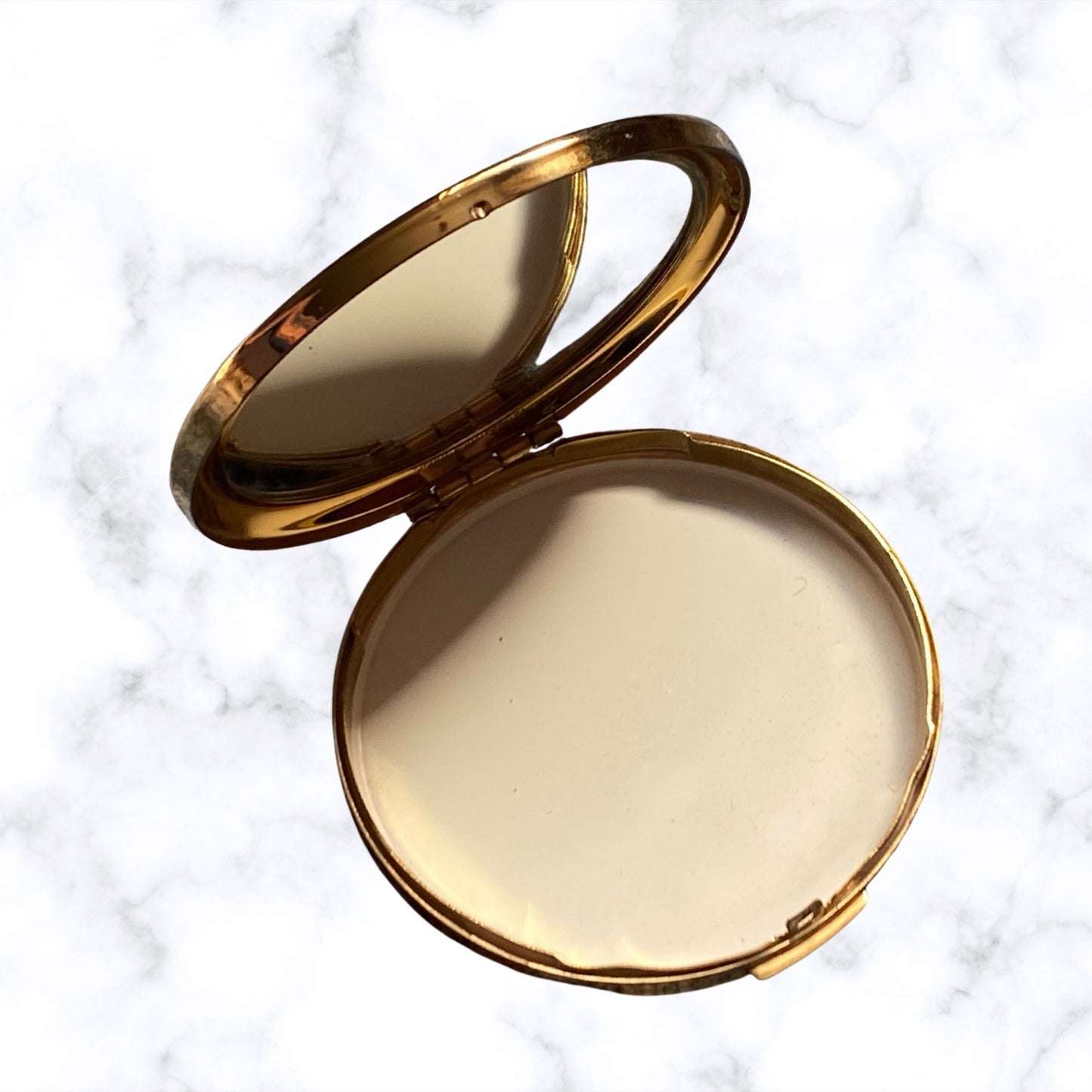 Vintage red and gold sunburst powder compact by Melissa  - Elegant and functional beauty accessory