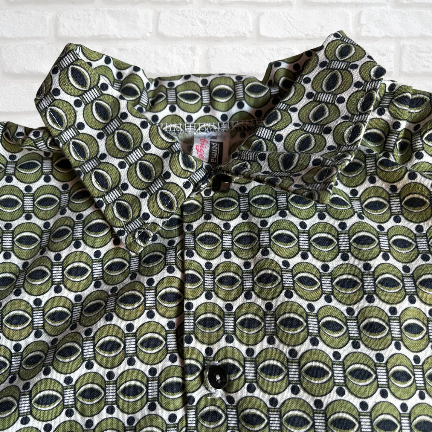1970s Green, Black and White Geometric Print Cotton Vintage Shirt. Approx UK size L-XL (men  ) 18-20( women)